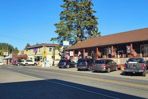 A street view with a building that has a sign for a wine tasting room. - Lake Cushman Cabin - Hike, Swim, Golf, Relax (Hoodsport)
