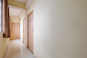 Un pasillo con puertas indicadas con los números 403 y 404, que conducen a habitaciones.