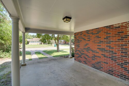 < 2 Mi to Beach! Home w/ Fenced Yard in Gulfport