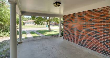 < 2 Mi to Beach! Home w/ Fenced Yard in Gulfport