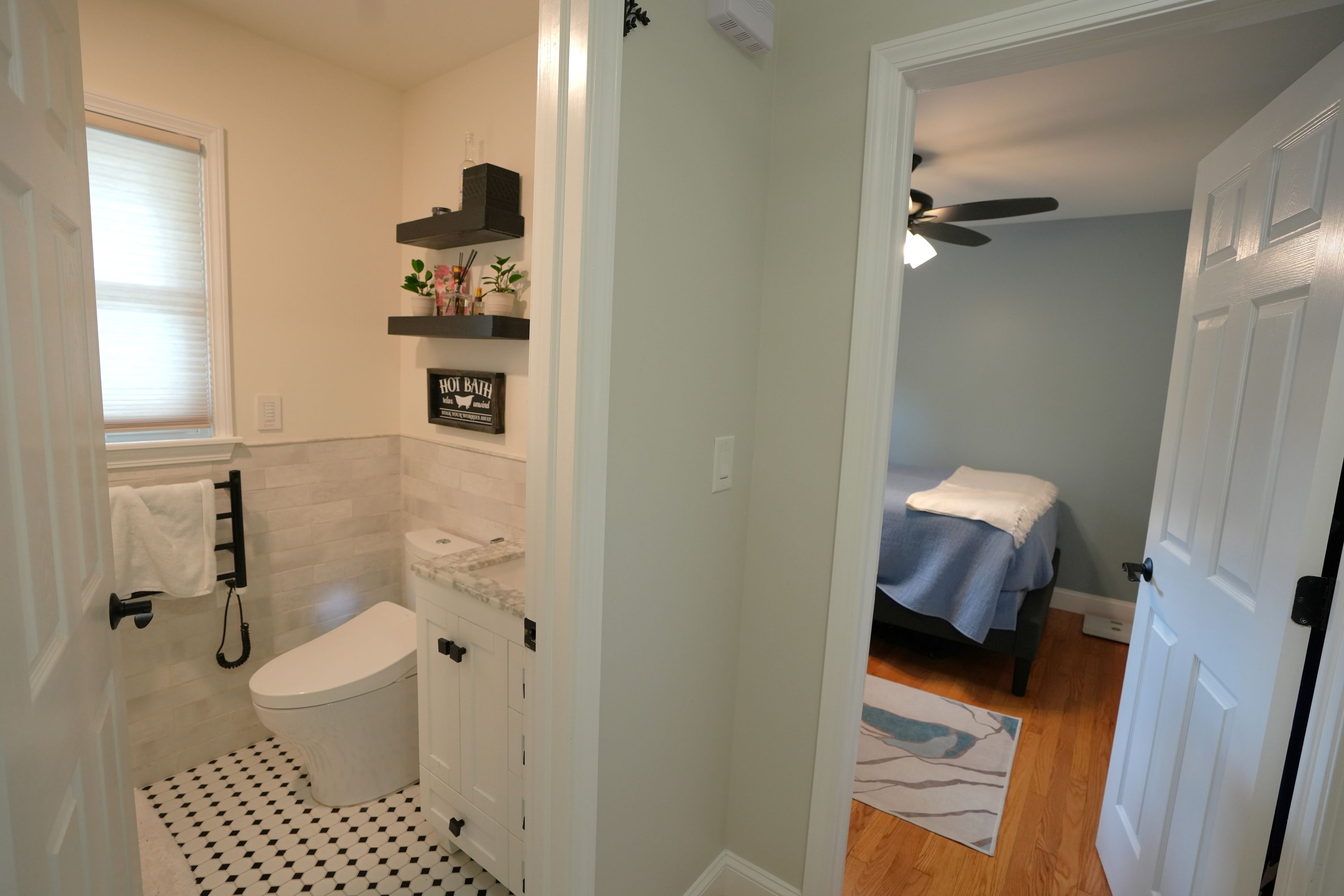 Une salle de bain équipée de toilettes, d’une douche et d’un porte-serviettes.