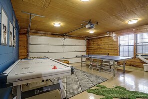 Ein Zimmer mit Billardtisch, Kicker und Pong-Tisch.