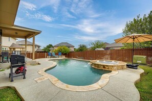A backyard with a swimming pool, a hot tub, and a barbecue area. - 7 Mi to SeaWorld! Group-Friendly Getaway w/ Pool (San Antonio)