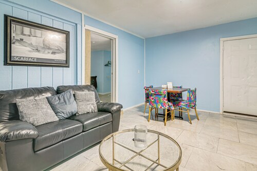 Gateway to Downtown Harlingen! Quaint Unit