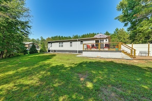 A single-story house with a covered porch, a fenced deck, and a well-maintained lawn. - 'Country Retreat' Near Wineries & Wedding Venues (Dobson)
