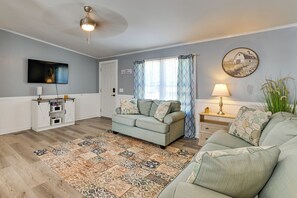 A living room with a sofa, a TV, a lamp, and a window with curtains. - 'Country Retreat' Near Wineries & Wedding Venues (Dobson)