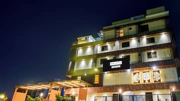 A multi-story hotel with a sign reading 'PALETTE OVO-Serviced'.