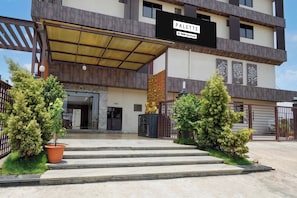 Un edificio moderno con un letrero que dice 'PALETTE' y un acceso cubierto.