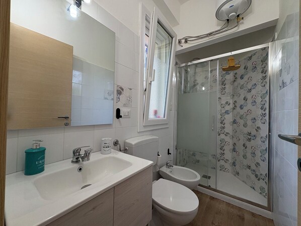 A bathroom with a sink, toilet, and shower. - Beautiful  villa with private pool, A/C, WIFI, TV, patio, pets allowed and panoramic view (Marina Di Ragusa)