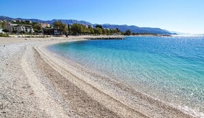 A pebble beach with clear water and mountains in the background. - Close to Znjan beach, spacious studio with balcony (Split)