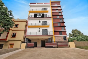 A multi-story hotel with a sign indicating it is serviced by OYO. - Super Hotel O Infocity Square Road (Bhubaneshwar)