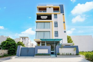 Un edificio de varios pisos con un letrero que dice 'PALETTE OYO-Serviced'.
