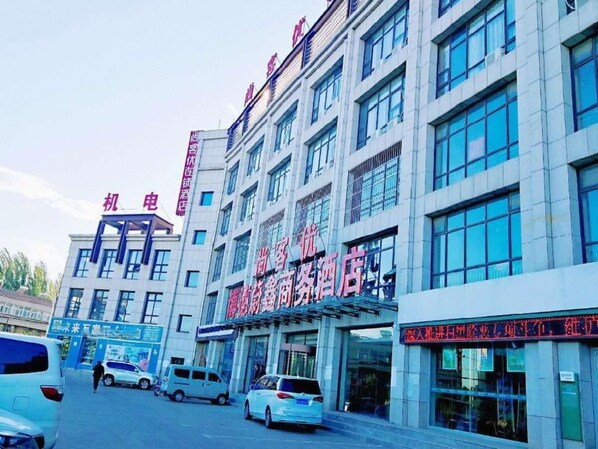 A multi-story hotel with a modern facade, large windows, and a prominent entrance. - Thank Inn Hotel Hebei Zhangjiakou Wanquan County Kongjiazhuang Bus Station (Zhangjiakou)