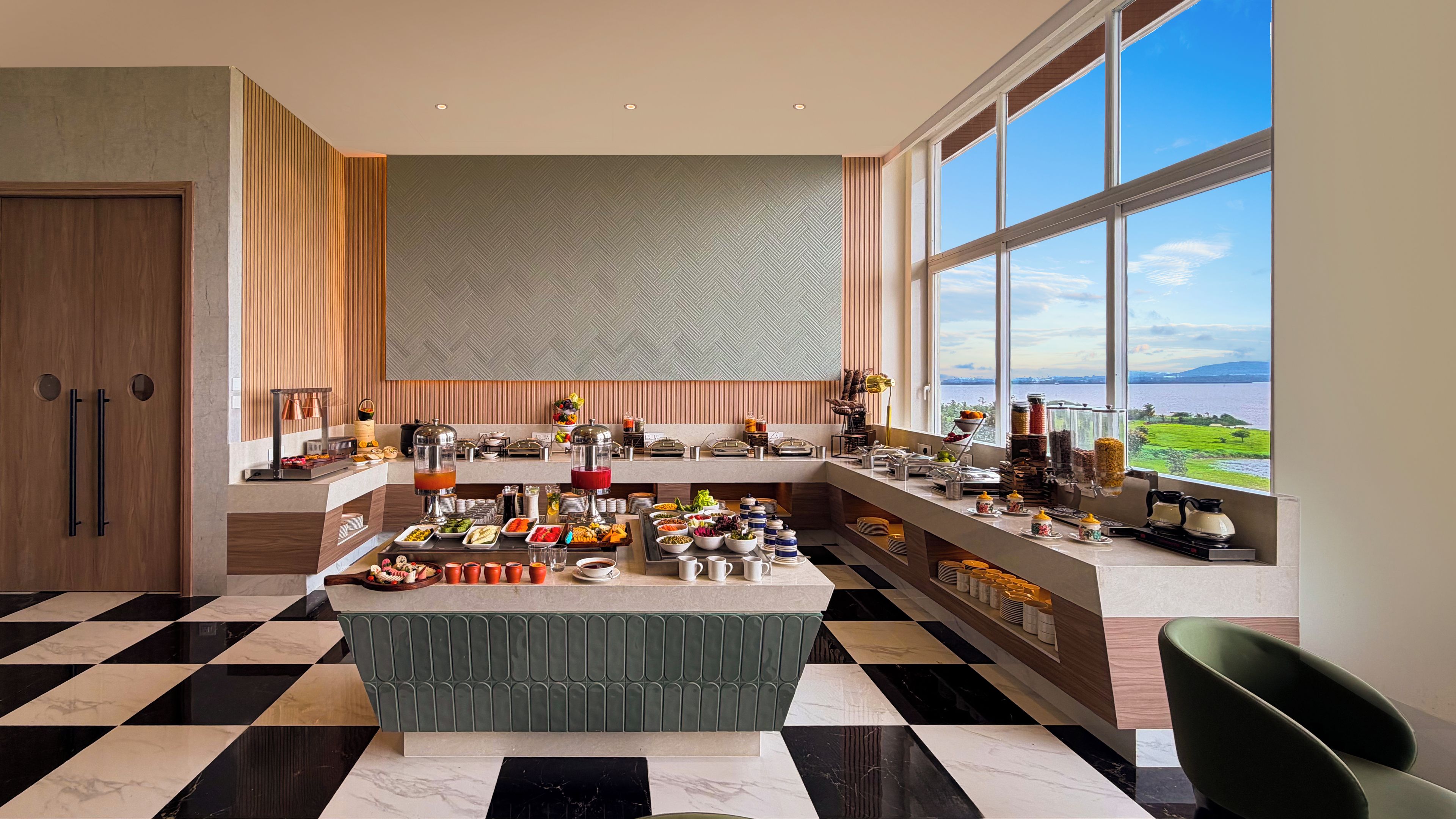 Una cocina moderna con un espacio tipo bufé, ventanas amplias y piso a cuadros.