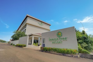 Un edifici amb un rètol que diu 'lemon tree resort'.