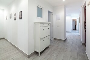 A hallway with a white cabinet, a door, and a window. - Spacious 5-bedroom apartment next to the Cathedral (Sevilla)