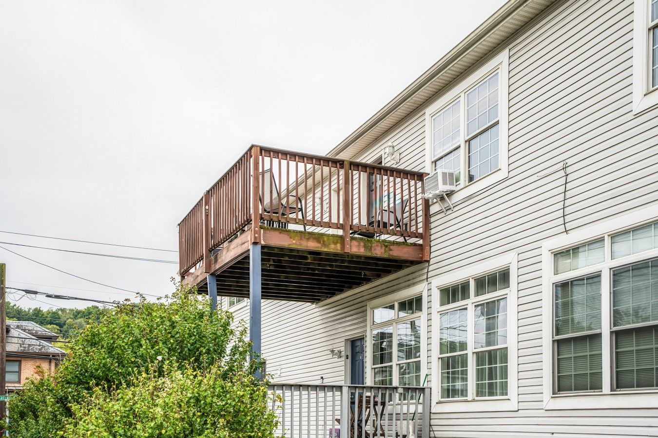 Un immeuble résidentiel doté d’un balcon et d’une fenêtre.