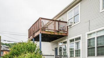 Un immeuble résidentiel doté d’un balcon et d’une fenêtre.