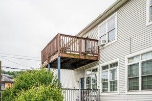 En boligbygning med balkon og vindue.