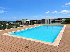A rectangular swimming pool with a wooden deck surrounding it. - Solemare 402 by Avecoeur (Villeneuve-Loubet)