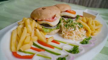 Un plato con una hamburguesa, papas fritas y una ensalada.