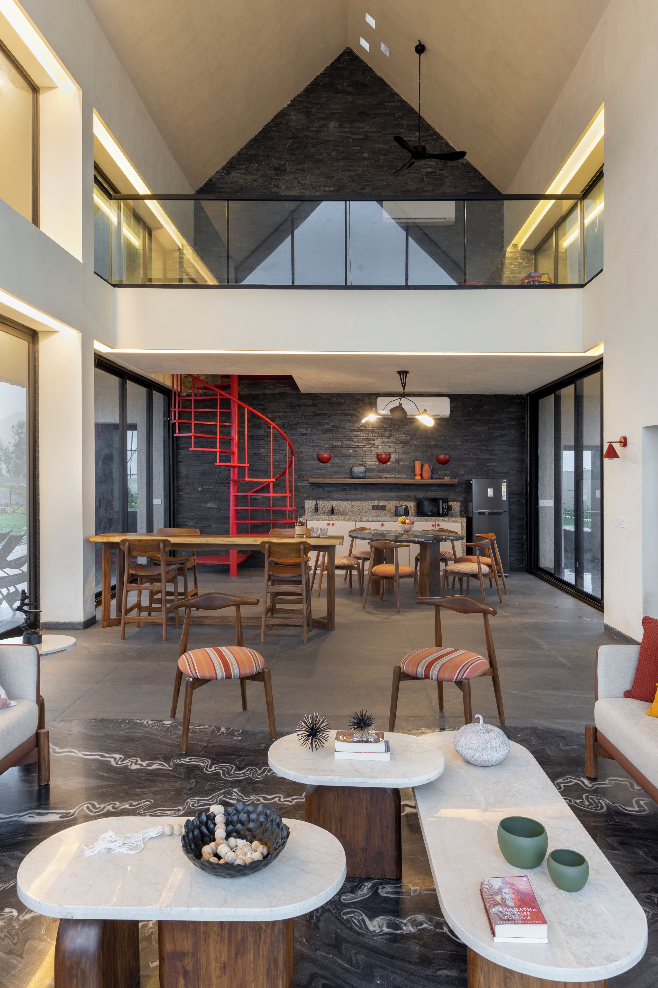 Un interior moderno con comedor, cocina y zona de estar.
