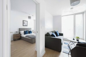 A modern apartment with a bedroom, living area, and a dining space. - Modern & Bright 1BED Central Birmingham Apartment (Birmingham)