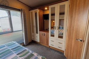 Unclassified image, 3 of 18, button - Charming 2-bedroom caravan in Mersea Island, perfect for relaxing getaway (Colchester)