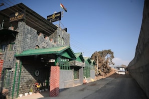 Un edificio con un cartel que indica 'RAJA KA BAGH A BOUTIQUE HOTEL' y 'FIRANG DHABA'.