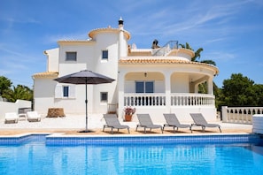 A two-story building with a swimming pool, white walls, and a balcony with sun loungers. - Casa Piscaretta with heated pool and close to sandy beaches (Porches)