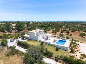 A white villa with a swimming pool, surrounded by greenery and a view of the sea. - Casa Piscaretta with heated pool and close to sandy beaches (Porches)