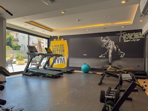 Ein Fitnessstudio mit Laufbändern, einem Ergometer und Gewichten.
