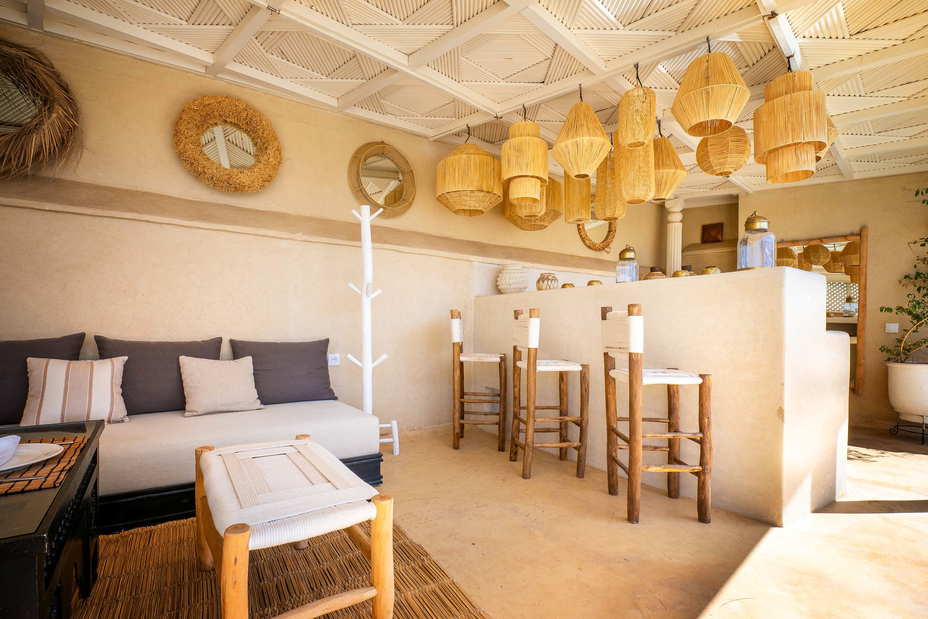 Una habitación con cama, zona de comedor y bar.