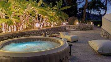 Outdoor spa tub