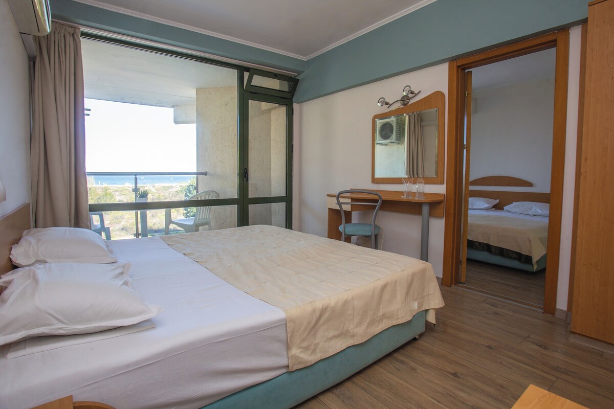 Kamar Quadruple, balkon, pemandangan pantai | Meja kerja dan Wi-Fi gratis
