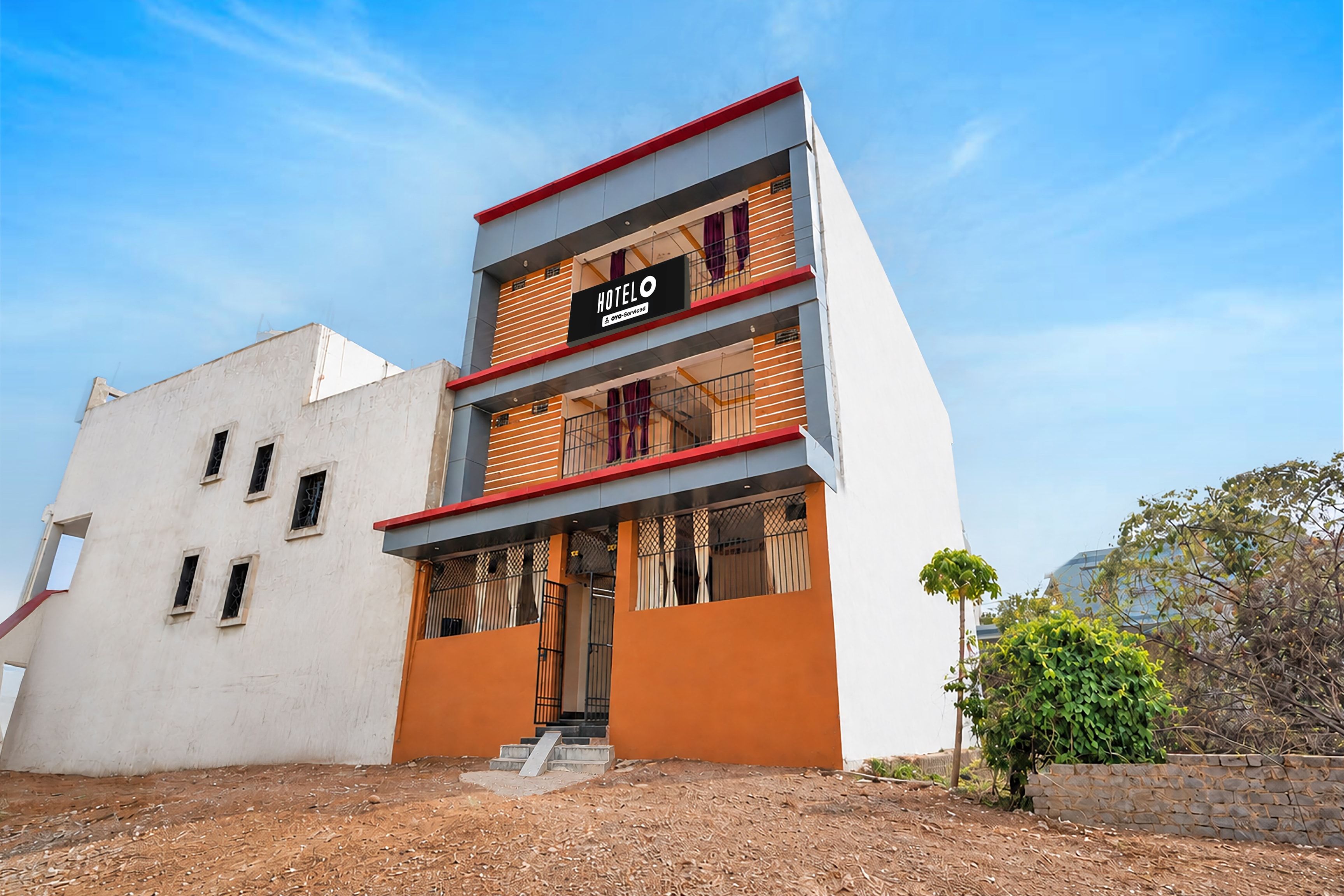Un hôtel à deux étages, avec une enseigne indiquant « HÔTEL » et « YOY-Servicio ».