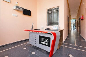 Mostrador de recepción de hotel con un letrero que indica 'HOTELO' y 'YOYO-Serviced'.