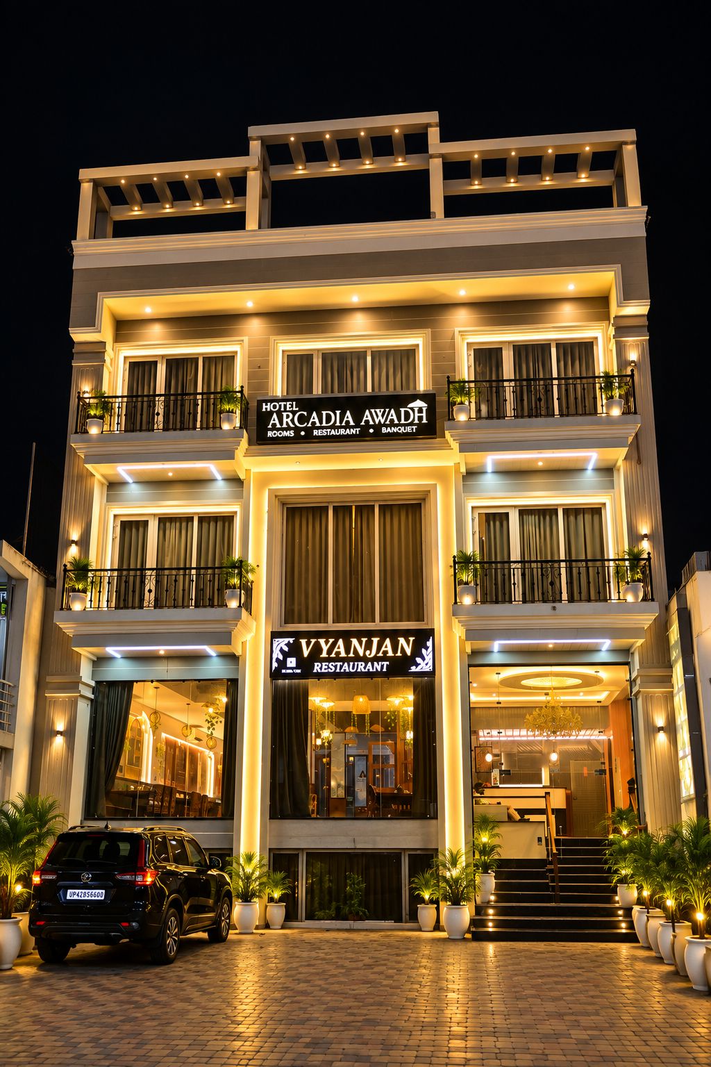 Un hôtel à plusieurs étages qui abrite un restaurant appelé « VYANJAN » au rez-de-chaussée.