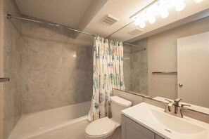 Ein Badezimmer mit Badewanne, Toilette und Waschbecken.