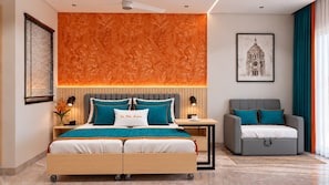 Habitación de hotel moderna con una cama grande, un sofá, un escritorio y un cuadro en la pared.