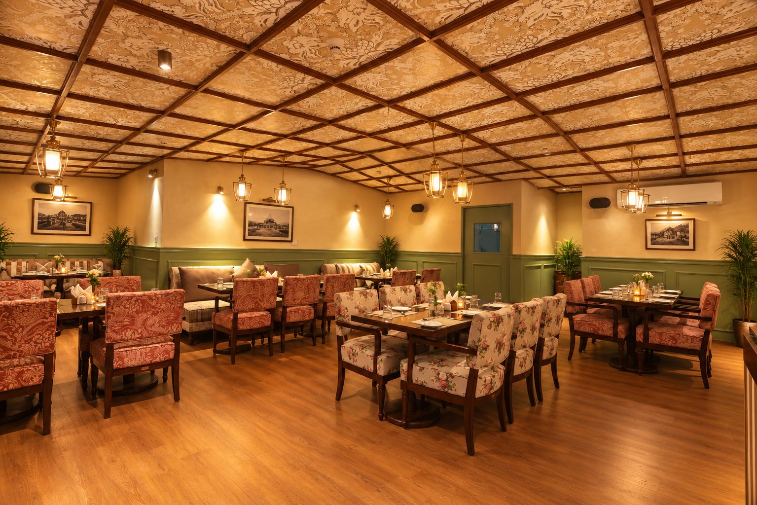 Un restaurante con suelo de madera, sillas estampadas y mesas dispuestas para comer.
