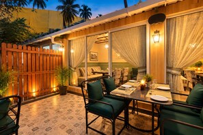 Outdoor dining - Palms House - Near Nakki Lake Mount Abu (Mount Abu)