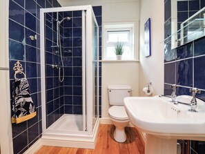 A bathroom with a shower, toilet, and sink. - Lyneal Cottage (Ellesmere)