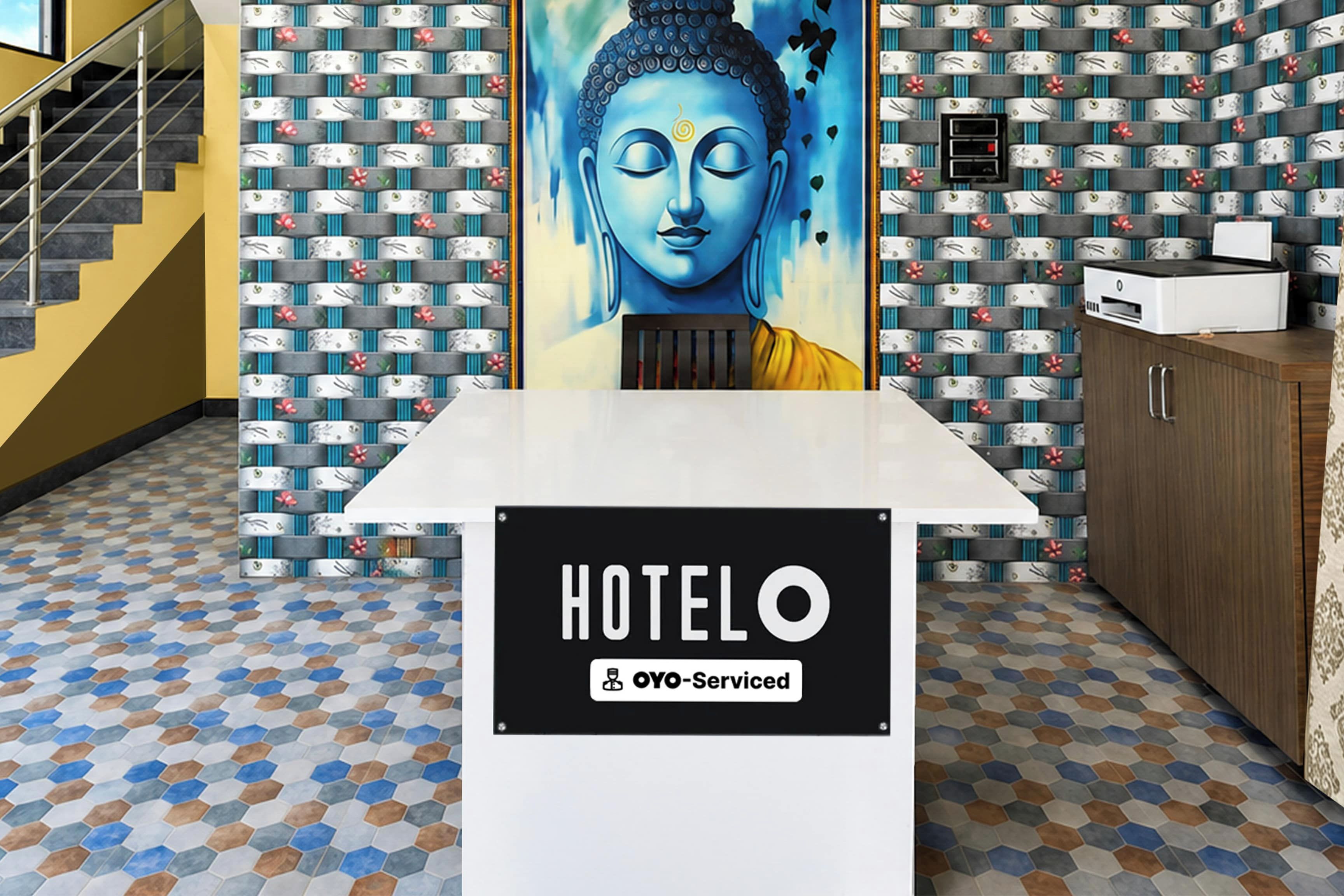 Una mesa de recepción con un cartel que dice 'HOTEL' y 'OYO-Serviced'.