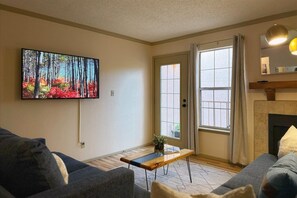 Living area - Furnished 2 Bed/Bath Santa Fe Retreat - Mountain Views - Gated - 30-day minimum. (Santa Fe)