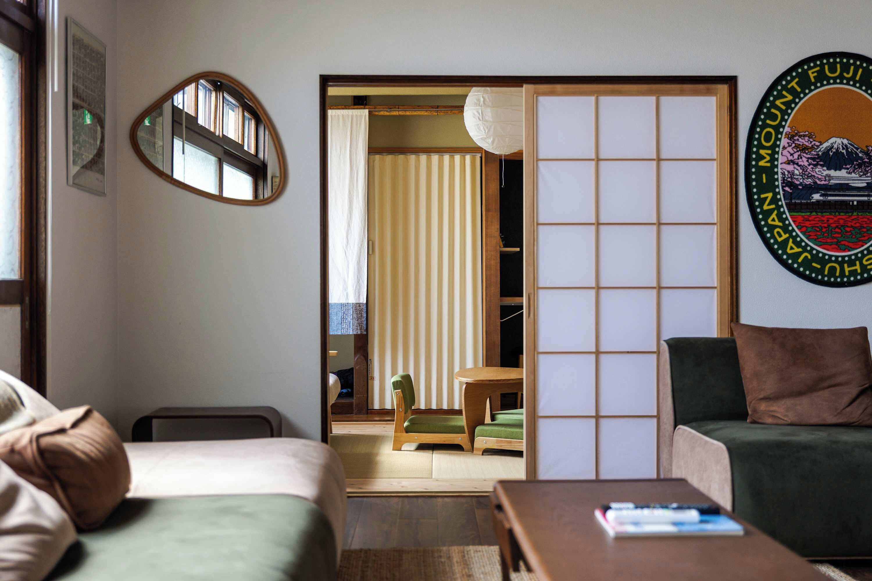 Une pièce de style japonais traditionnel, avec un sol recouvert de tatamis, une porte coulissante en papier de riz (shoji) et un futon servant de lit.