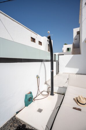 A rooftop terrace with a water feature, a hose, and a hat. - Casa Marlena- Private Terrace- 4 min to the beach by Lanzarote Vacation Homes (Puerto del Carmen)