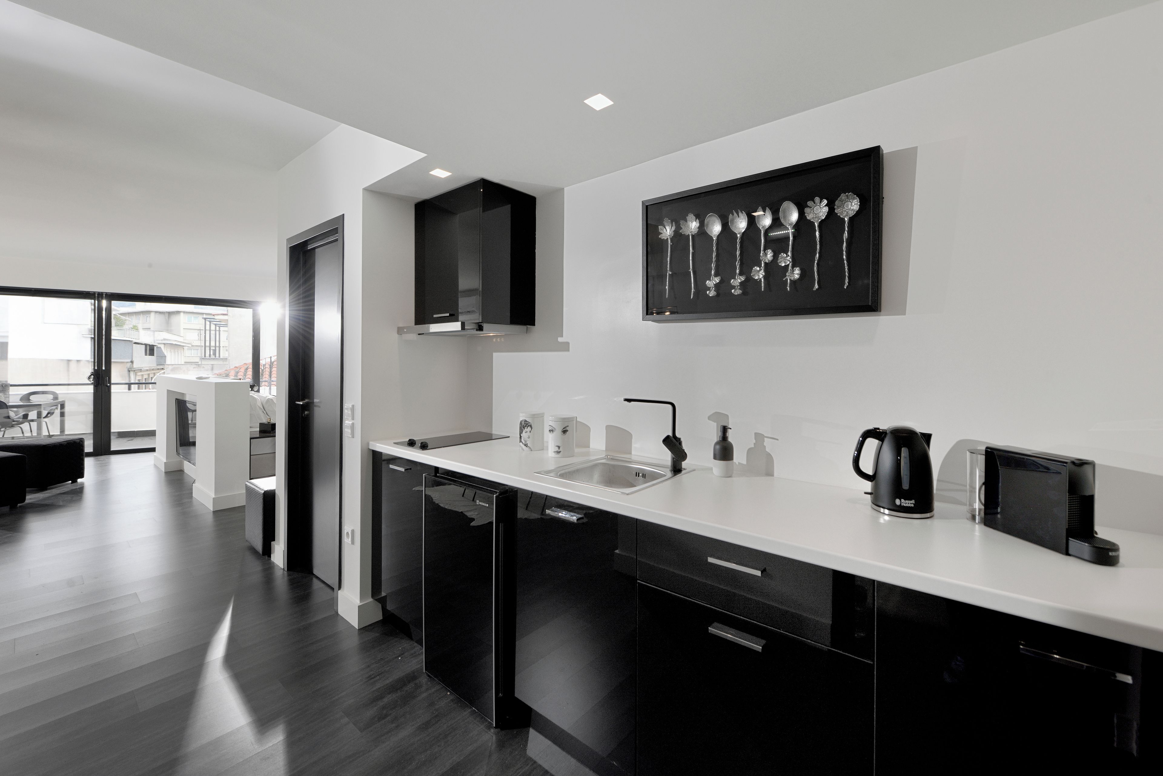 Una cocina moderna equipada con lavavajillas, cafetera y microondas.