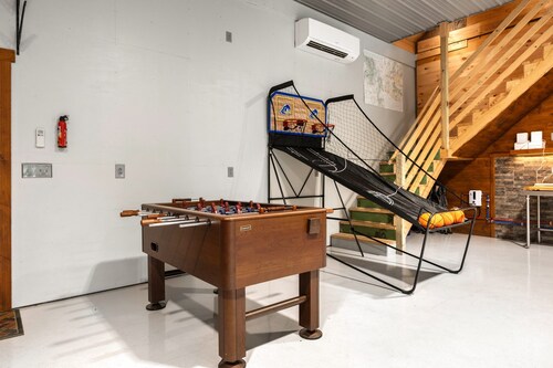 Pickleball Court + Game Room Retreat – Newport, PA