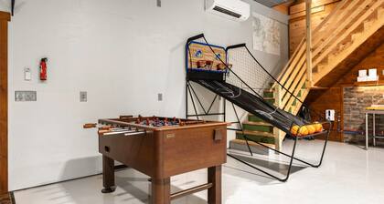 Pickleball Court + Game Room Retreat – Newport, PA